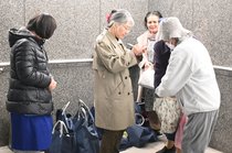 生活困窮者への配食支援の今探る　富山駅周辺で活動、配食の列になぜ女性が増加？
