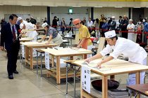 そば打ち名人へ68人競う 富山でグランプリ