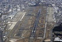 福岡空港で日航機が灯火に接触