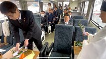 玉串をささげる水野市長（左）ら関係者