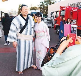 苦しみ抜いて給金直し　土俵際で執念の投げ