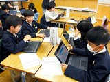 ごみを減らすための取り組みについて話し合う児童たち＝福光東部小学校