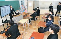 自転車ルール守ろう　高岡・国吉義務教育学校で道交法改正を前に教室