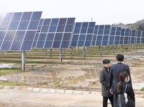 営農型メガソーラー完成　氷見・加納の水田、パネル動き農業・発電両立