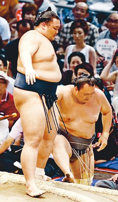 朝乃山、荒鷲を寄り切り３連勝　名古屋場所３日目
