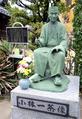 　炎天寺境内の小林一茶像＝東京都足立区