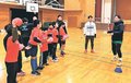 ホッケーのジュニア選手がハンド体験　小矢部で富山ドリームスから指導
