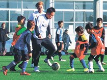 県出身現役Ｊリーガー４選手とプレー　滑川で児童１００人、ミニゲームで技術習う