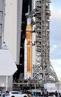 有人月周回飛行へ機体公開