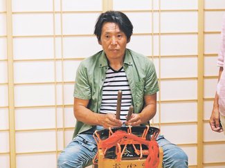 つなぐ伝統のともしび（下）<br />遅咲きデビューの奏者　和田道幸さん（西町）、なり手不足で決意