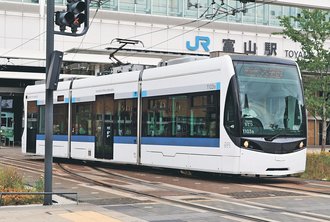 市電「サントラム」新車両貸し切り　富山地鉄、入札で使用開始前の乗車権　
