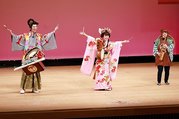 軽快な演奏を披露する準優勝の「チンドン芸能社　梨乃」のメンバー