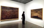 藤田嗣治「アッツ島玉砕」(左、1943年、東京国立近代美術館蔵、無期限貸与)