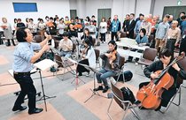 外部指揮者招き「歓喜の歌」磨く　氷見第九合唱団、１２月本番向け練習