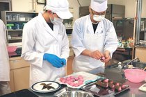 校内の桜使い桜餅　富山・中央農業高生、和菓子作り学ぶ