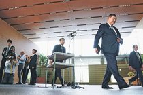 首相 野党の圧力に観念　江藤農相更迭、求心力さらに低下