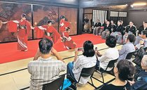 「お座敷」見学に感激　城端むぎや祭、多彩な新企画登場