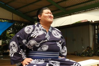 師匠と父の名背負い関取へ　大相撲名古屋場所・鶴英山インタビュー