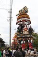 華やかな花山が３基連なって巡行する海老江曳山まつり＝射水市の海老江地区