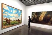鶴田吾郎「神兵パレンバンに降下す」(左、1942年、東京国立近代美術館蔵、無期限貸与)と田村孝之介「佐野部隊長還らざる大野挺身隊と訣別す」(右、1944年、東京国立近代美術館蔵、無期限貸与)