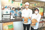 道の駅ＫＯＫＯくろべで「黒部ネギフライバーガー」を販売する生徒たち