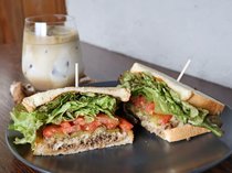 【注目の店】DIYで作り上げたおしゃれなカフェ「SUNFACE T・K cafe(サンフェイス ティーケーカフェ)」(高岡市)<br />