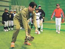 守備や投球、技術実演　高岡ボーイズ、元中日の上田さん招く