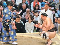朝乃山、近大後輩に雪辱　大相撲春場所５日目、回転速い突き押し耐え