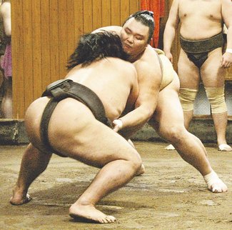 朝乃山「幅広げたい」　突っ張ってまわし取る稽古