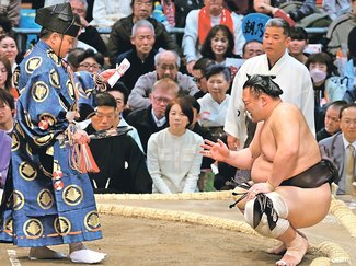 朝乃山、近大後輩に雪辱　大相撲春場所５日目、回転速い突き押し耐え