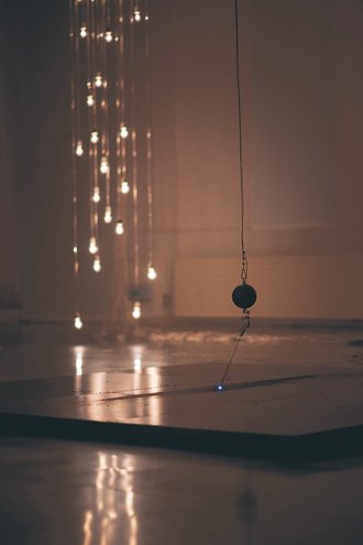 ＜Ｖｉｅｗ＞「タムラサトル　開放的な接点　発電所にて電力を浪費する」（入善の下山芸術の森発電所美術館）<br />光る火花で電気を可視化　答えのなさ 醸すユーモア