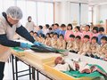 「迫力すごい」　南砺・福野青葉幼稚園児がブリの解体見学