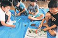 草花や石でアートな「お土産」　滑川・田中小旧本館でワークショップ、児童が自由に制作