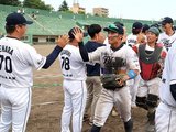 前期優勝を決め、上原監督（左）らから祝福を受けるサンダーバーズナイン