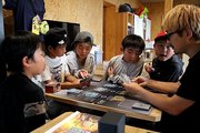 ＣＮＰトレカを楽しむ夏休みの子どもたち