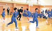 葛原選手（中央奥）とミニゲームで対戦する児童