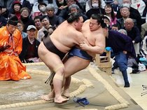 朝乃山、勇み足で２敗目　大相撲春場所３日目