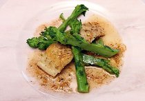 白身魚のフライパン焼き 菜の花のガーリックバターソース