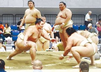 朝乃山前に出る　夏巡業で好内容