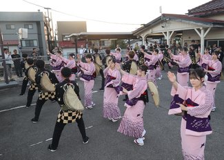 始発に舞う、見送りおわら　ＪＲ越中八尾駅前