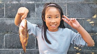 釣果はいけん<br />キジハタ体長２１センチ　斉藤真緒さん（９）滑川市吾妻町