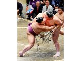 8日目の取組で、玉鷲にすくい投げで敗れる朝乃山(左)。右足が不自然に曲がっているように見える