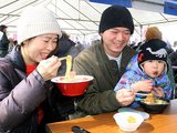 有名店のラーメンを味わう家族連れ＝うるおい館前特設会場