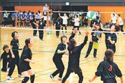 白熱のラリーを繰り広げる選手たち