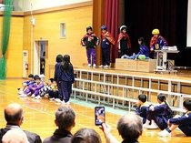 停電発生時の避難経路、自ら考える　高岡西部小児童、園児・住民と訓練