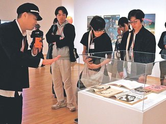 創造性に刺激受ける　金沢工業大生が「石岡瑛子Ｉ（アイ）デザイン」鑑賞