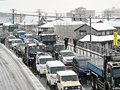 雪による交通障害に注意を　幹線道路で一時渋滞も