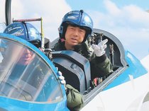小泉防衛相、ブルーインパルス搭乗　空自松島基地を視察