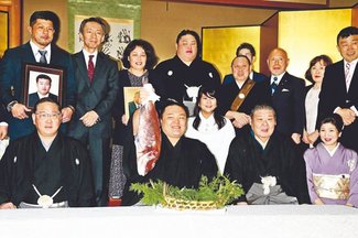 タイ持ち上げ笑顔　