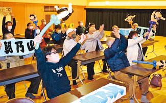 逆転優勝あるぞ　朝乃山かど番脱出